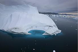 НЕОБЫЧНОЕ ЯВЛЕНИЕ: айсберг сорвался с ледника